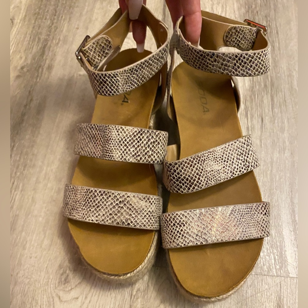 SODA Womens Platform Espadrilles Wedges Sandals Snakeskin Cream Beige Black Sz 8 - Picture 3 of 12